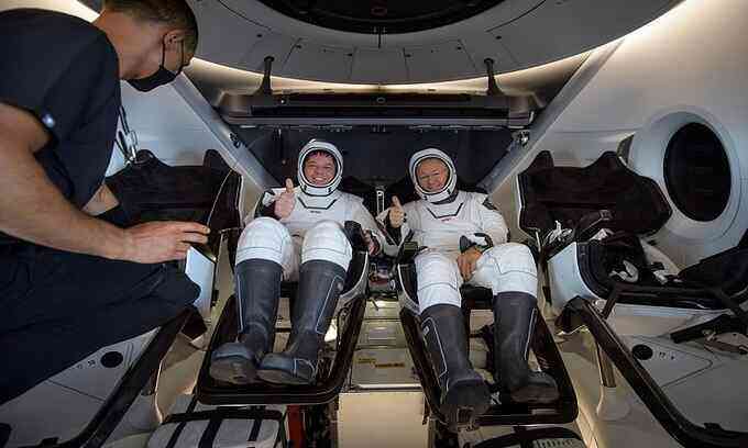 Elon Musk cầu nguyện để tàu SpaceX hạ cánh thành công