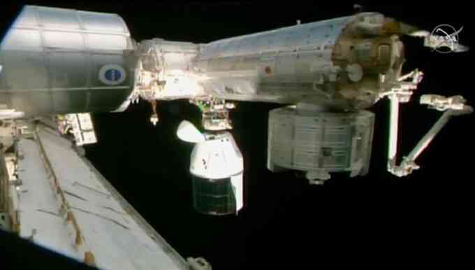 Tàu SpaceX chở rượu từ ISS về Trái Đất