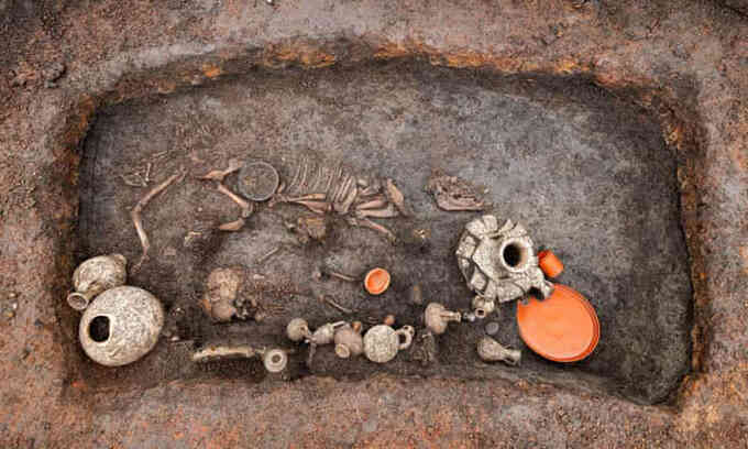 Khai quật mộ em bé chôn cùng chó cưng 2.000 năm