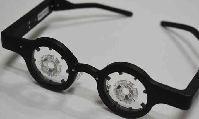 Công ty Nhật Bản chế tạo kính chữa cận thị