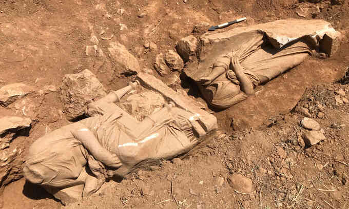 Phát hiện hai tượng cẩm thạch không đầu trong mộ cổ