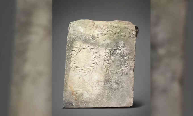 Miếng cẩm thạch 1.800 năm tuổi dùng làm đá kê chân