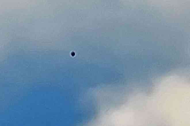 Vật thể tròn lơ lửng trên bầu trời, đột nhiên rớt xuống đất, có phải UFO?