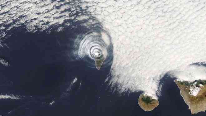 Kỳ lạ đám mây hình mắt bò trên núi lửa La Palma đang phun trào - 1