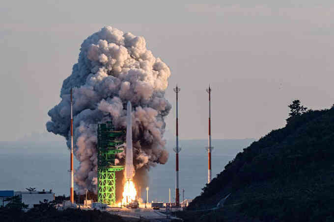 Hàn Quốc phóng tên lửa vũ trụ tự chế tạo đầu tiên