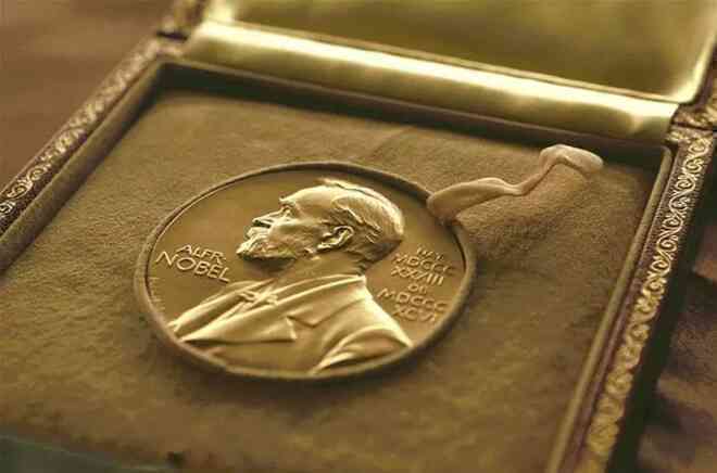 Người phụ nữ ngực trần bí ẩn và những sự thật đáng ngạc nhiên về giải Nobel