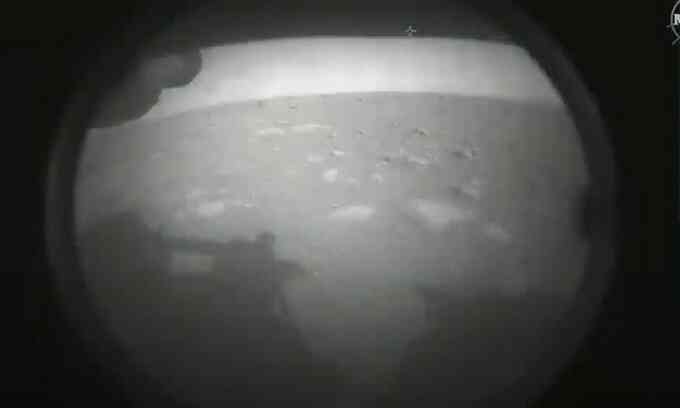 Bức ảnh sao Hỏa đầu tiên robot NASA truyền về Trái Đất