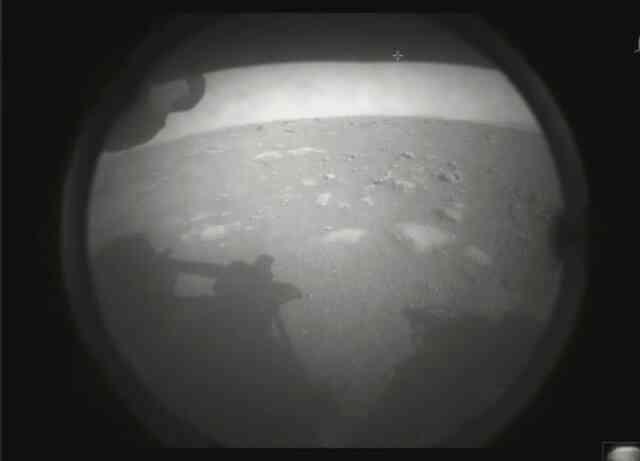 Tàu thám hiểm của NASA truyền về bức ảnh đầu tiên của Hành tinh Đỏ