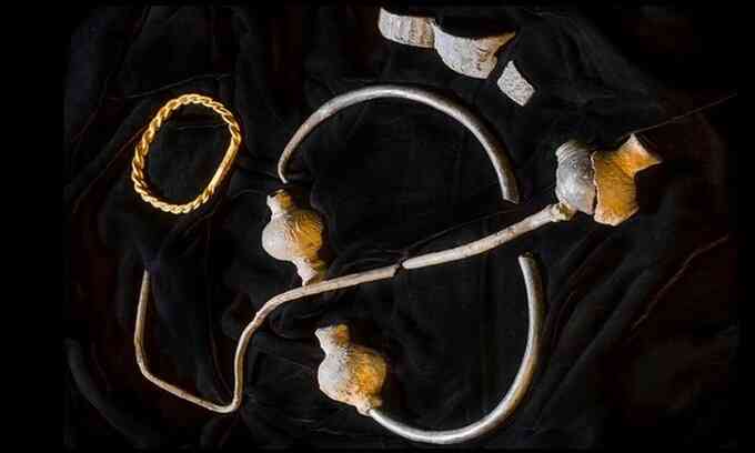 Thợ dò vàng tìm thấy kho báu Viking 1.000 năm tuổi