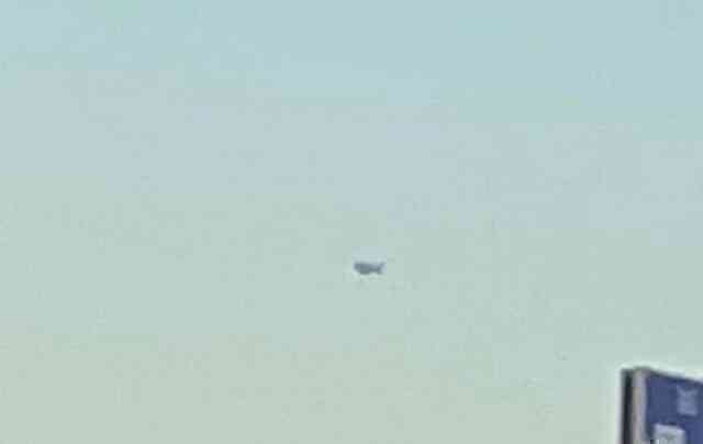 UFO bí ẩn 'cỡ xe tải' bay lượn trên bầu trời hơn 1 giờ ở sa mạc Arizona