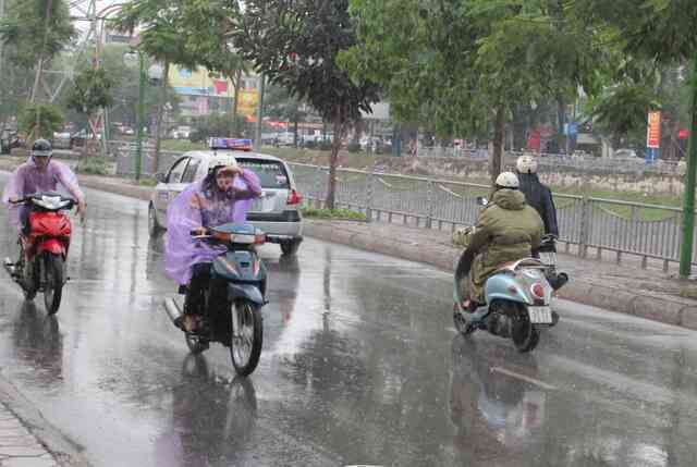 Thời tiết giao mùa vì sao hay mưa, làm con người biến đổi "khó lường"?