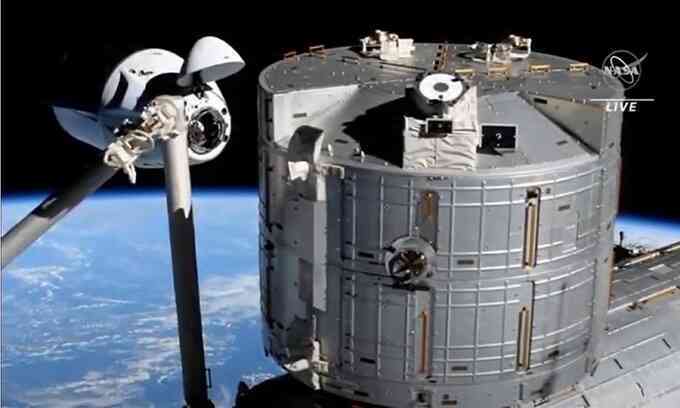 Tàu SpaceX né mảnh rác vũ trụ trên đường tới ISS