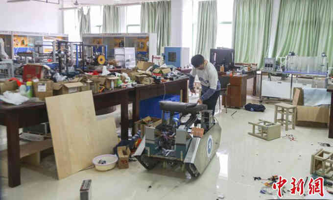 Chàng trai bại não chế xe lăn leo cầu thang