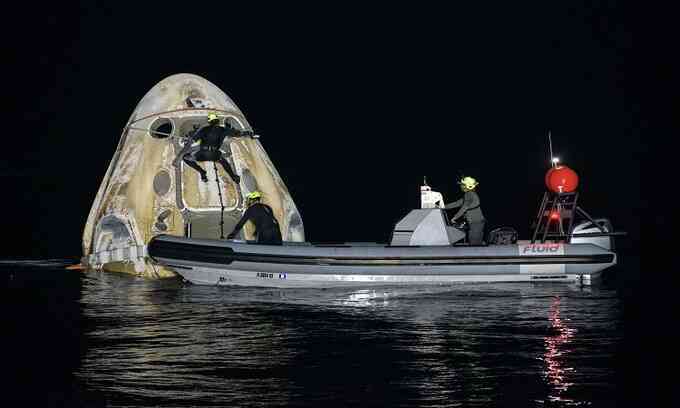 Tàu SpaceX chở 4 phi hành gia về Trái Đất giữa đêm