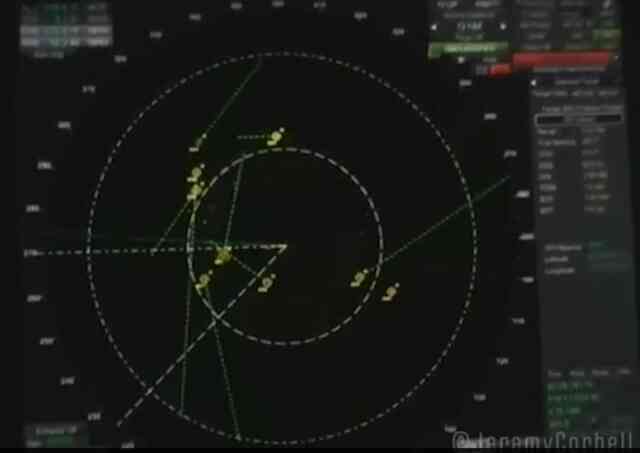 Radar phát hiện hàng chục vật thể bay bí ẩn "bao vây" tàu quân sự USS Omaha