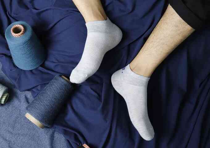 Chàng trai tái chế chai nhựa thành tất xuất khẩu
