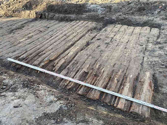 Phát hiện con đường gỗ sồi hàng trăm năm tuổi