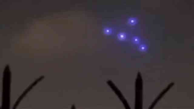Ánh sáng kỳ lạ trên bầu trời London, có phải UFO ghé thăm Trái đất?