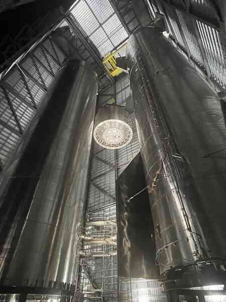 SpaceX lắp ráp tên lửa Super Heavy