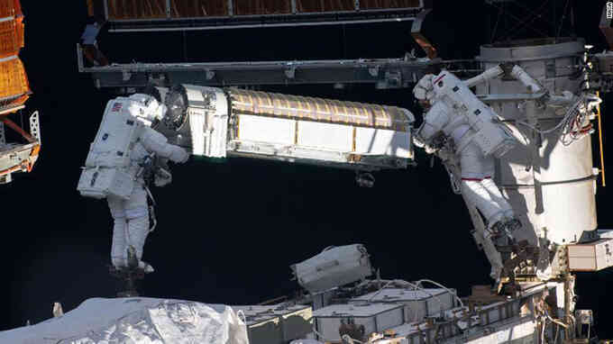 Phi hành gia lắp thêm tấm pin mặt trời trên ISS