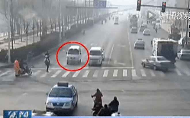 Ô tô đang đi trên đường bỗng bị nhấc bổng, có phải hiện tượng siêu nhiên? - 1