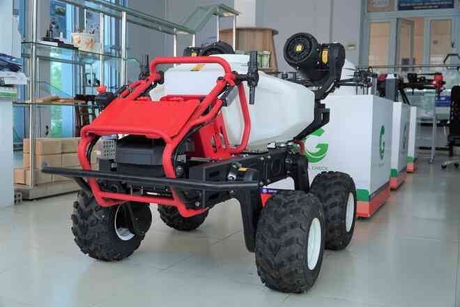 Xem robot ở Cần Thơ phun khử khuẩn thay người - 3