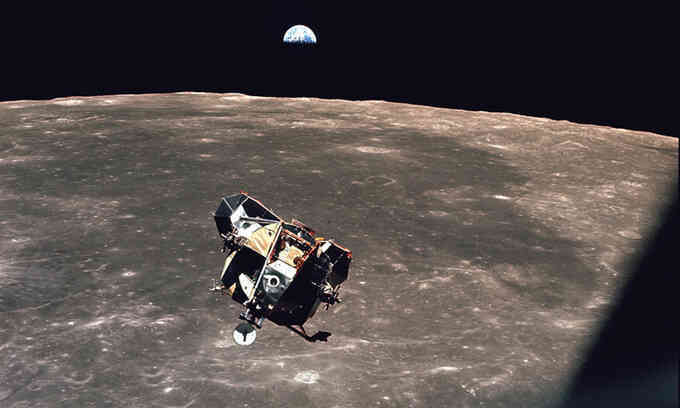 Khoang tàu vũ trụ vẫn bay quanh Mặt Trăng sau 50 năm