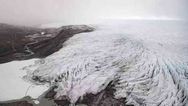 Băng ở Greenland tan chảy hàng loạt sau đợt nắng nóng kỷ lục