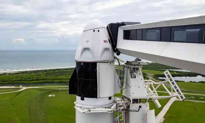 Tên lửa SpaceX khai hỏa trước khi bay quanh Trái Đất 3 ngày