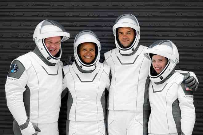 Elon Musk đưa 4 người thường vào không gian, bay quanh Trái đất 15 vòng - 3