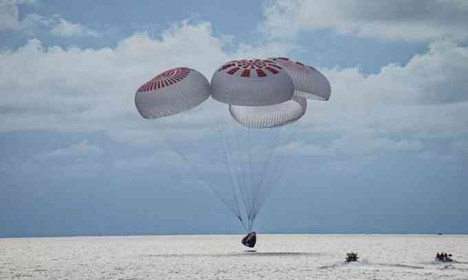 Tàu SpaceX chở cư dân hạ cánh xuống biển