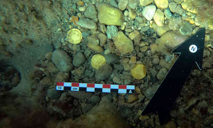 Phát hiện hàng chục đồng tiền vàng 1.500 năm chìm dưới biển