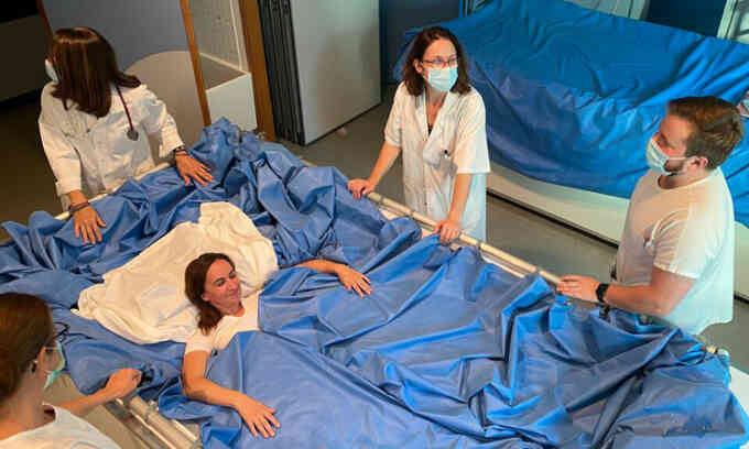 Thí nghiệm cho phụ nữ nằm trên giường nước 5 ngày