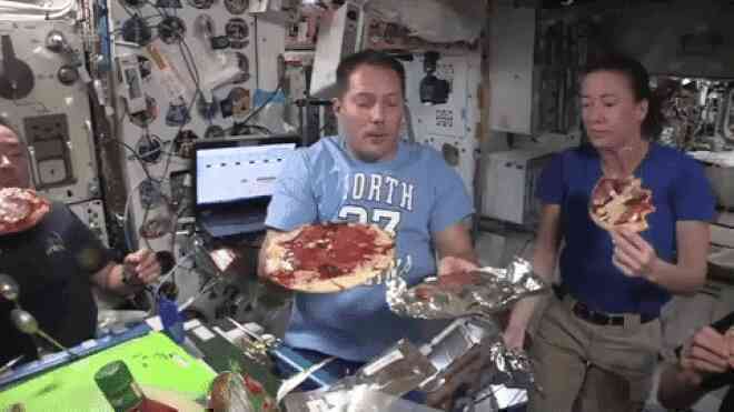 Xem các phi hành gia chế biến và mở tiệc pizza trên trạm vũ trụ ISS - 2