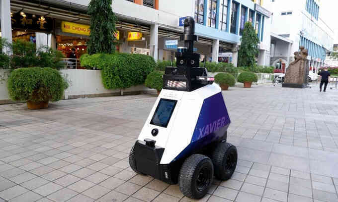 Robot tuần tra đường phố