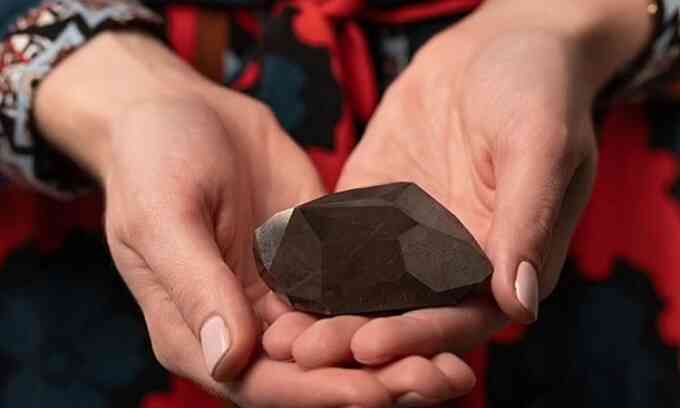 Kim cương đen 2,6 tỷ năm tuổi