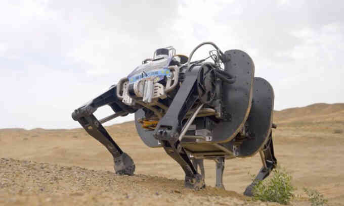 Robot quân sự 4 chân chạy bằng điện lớn nhất thế giới
