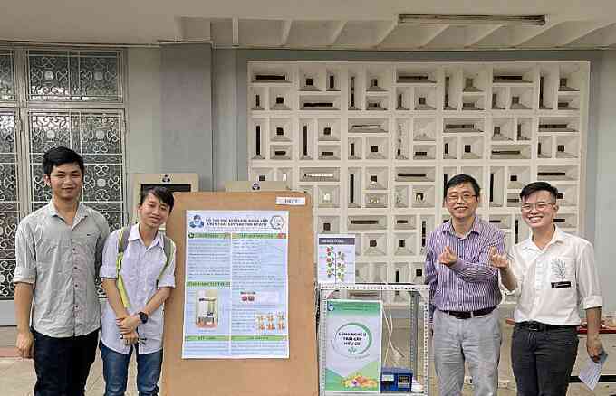Sinh viên chế tạo máy làm chín trái cây