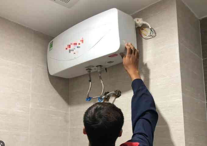 Làm thế nào để tránh bị điện giật khi đang tắm?