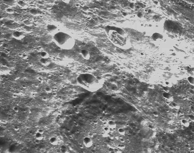 Cận cảnh bề mặt lồi lõm của Mặt Trăng được chụp bởi tàu vũ trụ Orion - 1