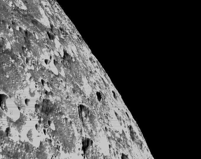 Cận cảnh bề mặt lồi lõm của Mặt Trăng được chụp bởi tàu vũ trụ Orion - 2