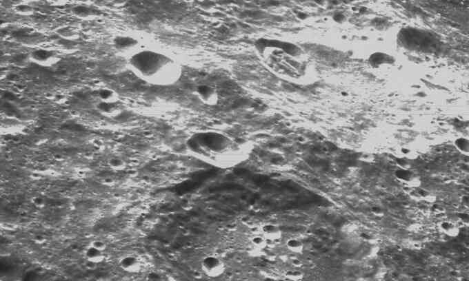 Tàu NASA chụp bề mặt Mặt Trăng ở khoảng cách 130 km