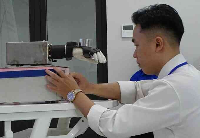 Sinh viên làm máy giảm run tay cho bệnh nhân Parkinson