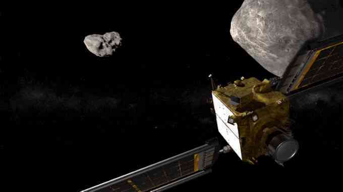 Tàu NASA giải phóng 10.000 tấn đất đá vào không gian, liệu có nguy hiểm?