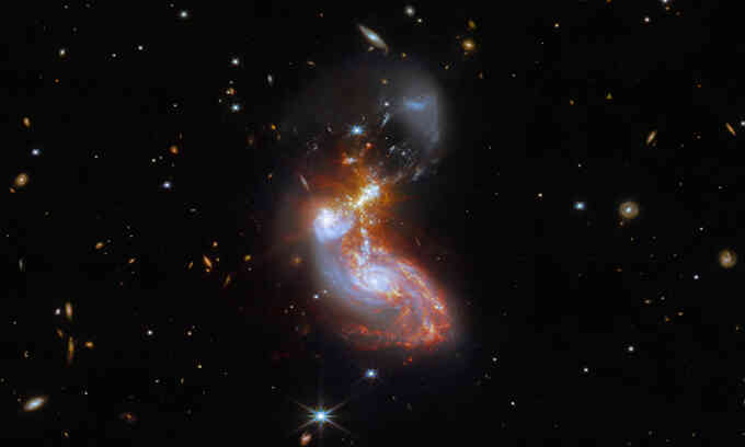 Kính James Webb chụp ảnh thiên hà va chạm dữ dội