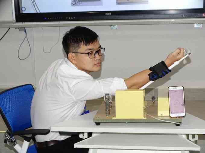 Sinh viên làm thiết bị tập phục hồi chức năng khớp tay