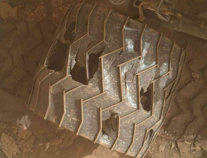Bánh xe robot NASA thủng lỗ sau 9 năm chạy trên sao Hỏa