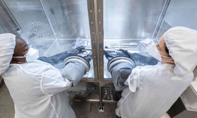 NASA mở ống mẫu vật có thể chứa khí Mặt Trăng