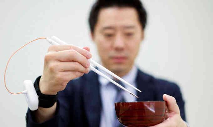 Đũa điện tử giúp thức ăn mặn gấp 1,5 lần