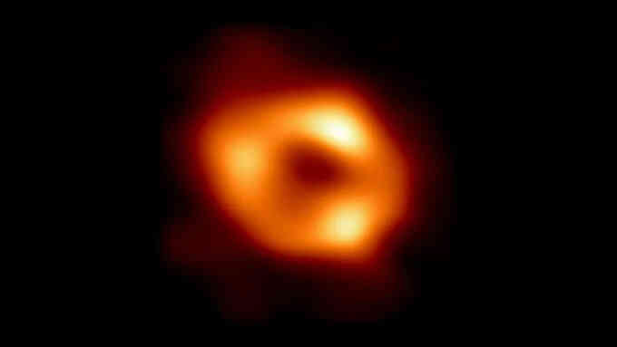 Chụp ảnh thành công hố đen ở trung tâm dải Ngân Hà